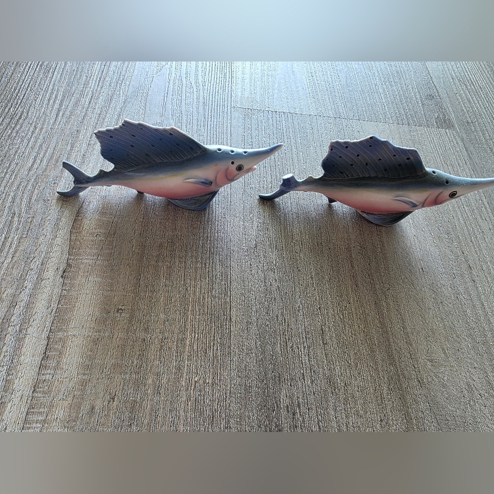 Elegant Blue and Pink Fish Decor
